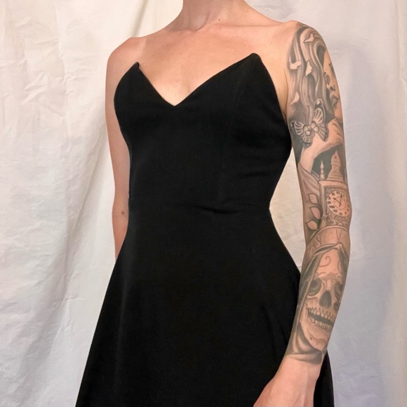 Pointed sweetheart neckline midi dress - Picture 5 of 7